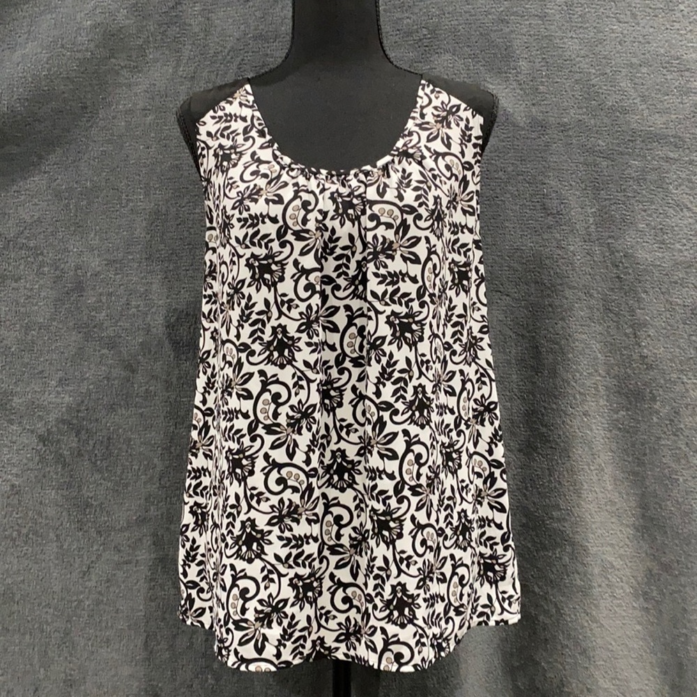 Flowy and soft sleeveless Loft blouse